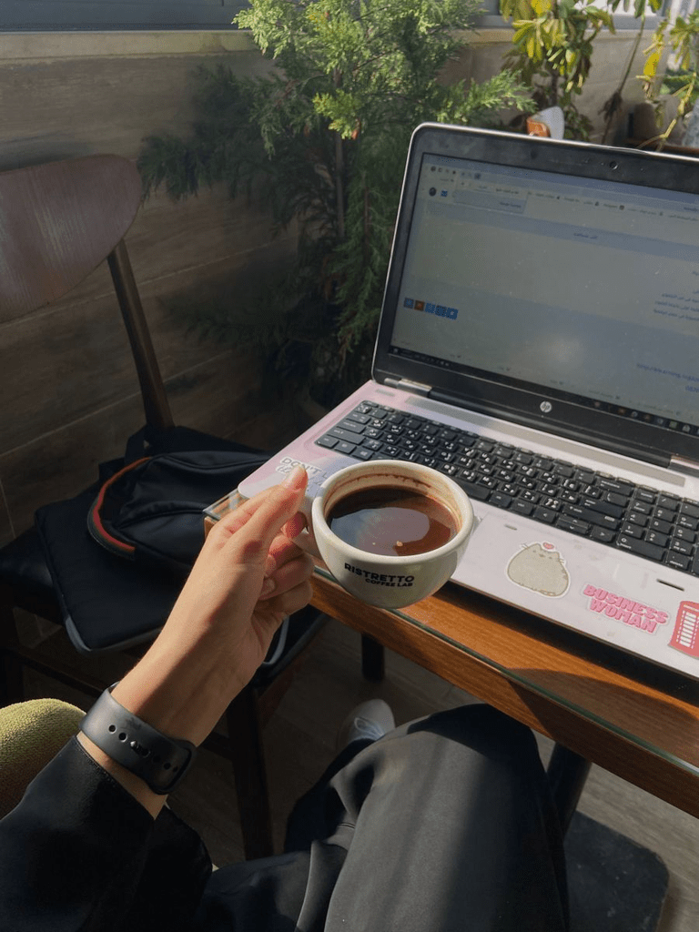 Đi cafe một mình làm việc với laptop